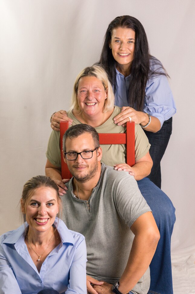 Gruppenbild gestaffelt von sitzend bis stehend: Kathrin Sandtner-Friess, Gerald Lenzenwenger, Ricarda Lenzenwenger und Sabine Fagitsch-Unger
